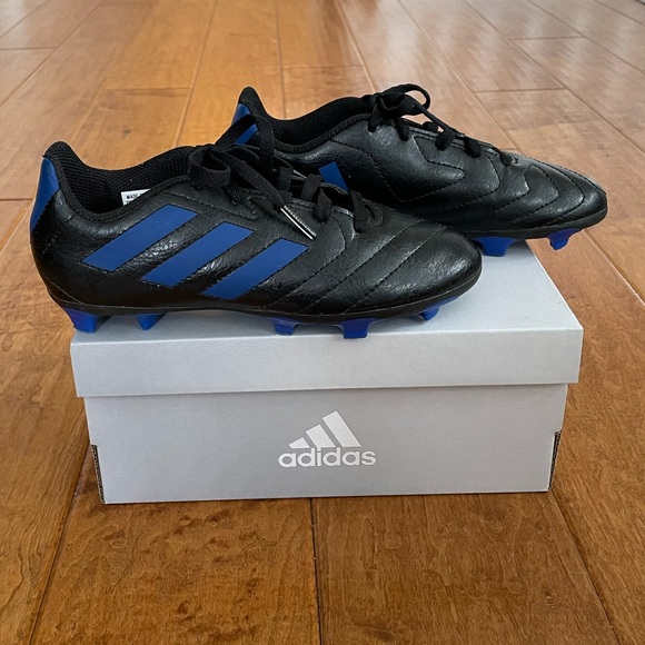 Adidas Youth Soccer cleats - Picture 1 of 8